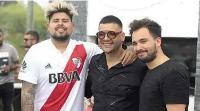  ??  ?? El Gucci junto a El Reja y Nicolás Baladon, sus “hermanos de la vida”.