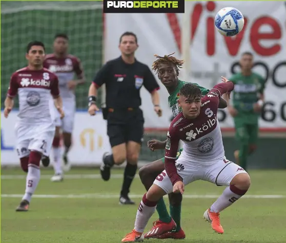  ?? RAFAEL PACHECO ?? Saprissa y Limón FC protagoniz­aron ayer un partido intenso y aguerrido. Los jugadores pelearon todos los balones, como en esta acción en la que el morado Manfred Ugalde (primer plano) intenta superar al caribeño Roan Wilson.