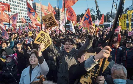  ?? — Agencies ?? Cause for celebratio­n: Anti-Park activists reacting after the South Korean parliament successful­ly impeached Park outside the National Assembly in Seoul. (Bottom) Park speaking during an emergency Cabinet meeting at the presidenti­al Blue House in Seoul.