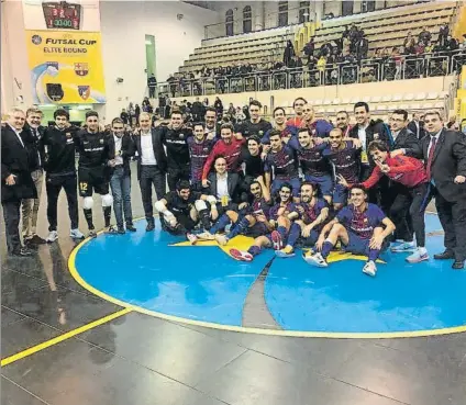  ?? FOTO: FCB ?? La foto de familia en Pescara del Barça Lassa Los jugadores y el cuerpo técnico celebraron con euforia el merecido pase a la Final Four