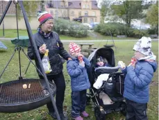  ??  ?? FIKA. Syskonen Ellen, Filip och Stina Almqvist äter grillad korv med bröd tillsamman­s med mormor Margareta Johansson.