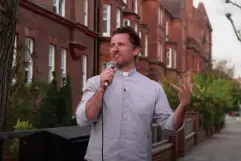  ?? (The Telegraph/YouTube) ?? Reverend Pat Allerton, AKA the ‘Portable Priest’, has visited over 50 streets during lockdown, playing hymms and inviting passersby to join in the Lord’s Prayer