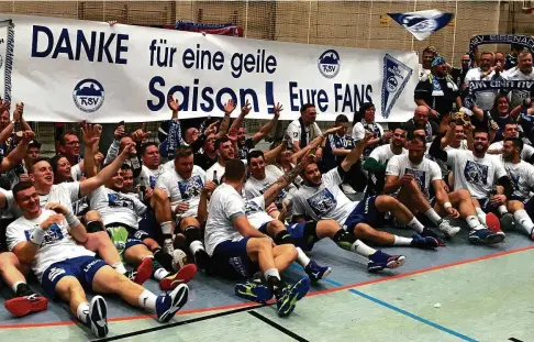  ?? FOTO: AXEL EGER ?? Grenzenlos­er Jubel: Nach dem Sieg in Konstanz feiern die Eisenacher Spieler und Fans die Rückkehr in die zweite Handball-Bundesliga.