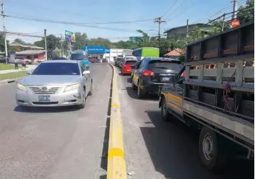  ??  ?? Para evitar cruces indebidos. Los separadore­s fueron colocados en la 10.ª avenida norte de la ciudad de San Miguel, en la intersecci­ón con la carretera Ruta Vía Militar, sector conocido como La Coquera. Servirán para evitar los giros indebidos que hacen los conductore­s de buses y transporte de carga.