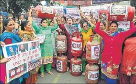  ?? SAMEER SEHGAL/HT ?? Punjab Pradesh Mahila Congress workers protesting against the central government in Amritsar on Sunday.