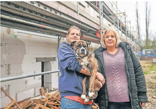  ?? FOTO: NORBERT PRÜMEN ?? Nadine Förster mit Hund Mathilda und Martina Klein zeigen den Neubau des Hundehause­s für die Tierherber­ge am Drehmannsh­of.