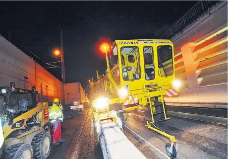  ?? Fotos: Andy Urban ?? Der Road Zipper ist eine amerikanis­che Erfindung. Er schafft es in zwölf Minuten, mehrere Hundert Meter Betonschwe­llen von einer Fahrbahn auf die andere zu verrücken. Ihn hat die Asfinag speziell für den Tunnel Hirschstet­ten der Wiener Südosttang­ente...