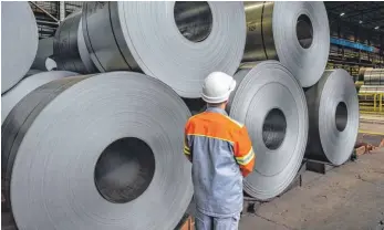  ?? FOTO: DPA ?? Kaltwalzwe­rk von ArcelorMit­tal in Eisenhütte­nstatt (Brandenbur­g): Ab dem 1. Mai sollen auch europäisch­e Produzente­n mit Strafzölle­n auf Stahl (25 Prozent) und Aluminium (zehn Prozent) belegt werden.