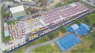  ?? ASHRAF SHAMSUL/ THE SUN ?? Rows of taxis at a yard in Seri Kembangan, Selangor.
