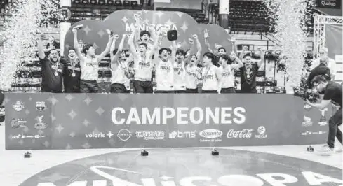  ?? FOTO: CORTESÍA ?? Jugadores y cuerpo técnico de Pioneros Academy celebran con el trofeo de campeones.