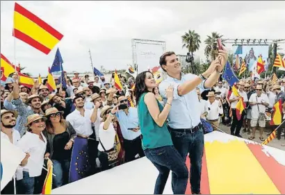  ?? TONI ALBIR / EFE ?? Rivera es fa una selfie amb Arrimadas, ahir, en l’acte de la plataforma de Cs al moll de la Marina de Barcelona