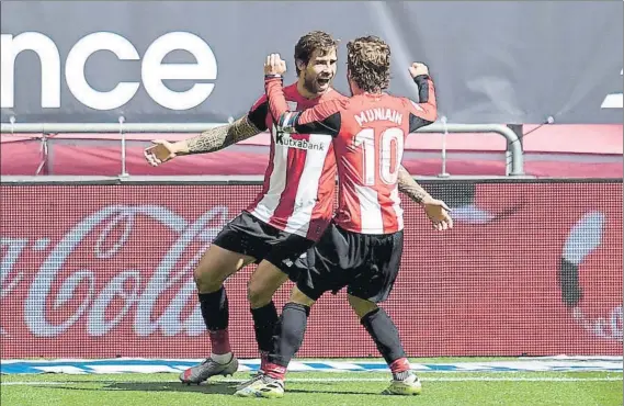  ?? FOTO: EFE ?? Gol y tres puntos
Iñigo Martínez es felicitado por Muniain tras estrenarse como anotador en el equipo rojiblanco frente al Betis en San Mamés