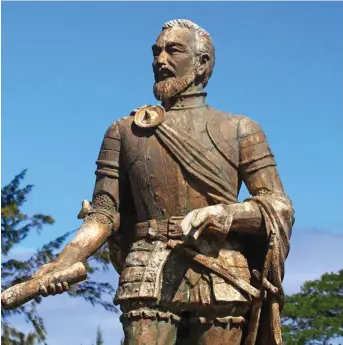  ??  ?? Estatua del almirante español Miguel López de Legazpi, que fue el primer gobernador de Filipinas y fundó las ciudades de Cebú (1565) y Manila (1571). LEGAZPI, EL PRIMERO DE FILIPINAS.