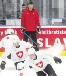  ?? KEYSTONE ?? Trainer Patrick Fischer beobachtet seine Spieler genau.