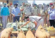  ?? BHARAT BHUSHAN/HT ?? ■
Police display the weapons seized from a group of Nihangs that attacked police in Patiala on Sunday.