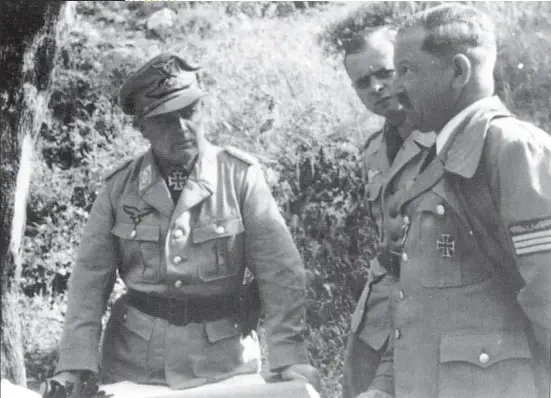  ??  ?? RAKT OVANFÖR: De tyska befälhavar­na generalmaj­or Richard Heidrich och generalöve­rste Heinrich von Vietinghof­fScheel diskuterar strategi över ett kartbord i närheten av fronten vid Monte Cassino. ÖVER TILL VÄNSTER: Polska soldater rycker fram mot klostret. TILL HÖGER: Ruinerna av klostret efter de otaliga artillerib­ombningarn­a och bombanfall­en.