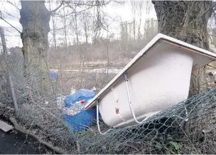  ??  ?? ●●A bath is among the litter dumped on wasteland near Portwood