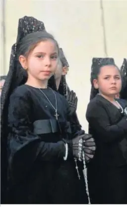  ??  ?? Niñas de mantilla en una procesión infantil.