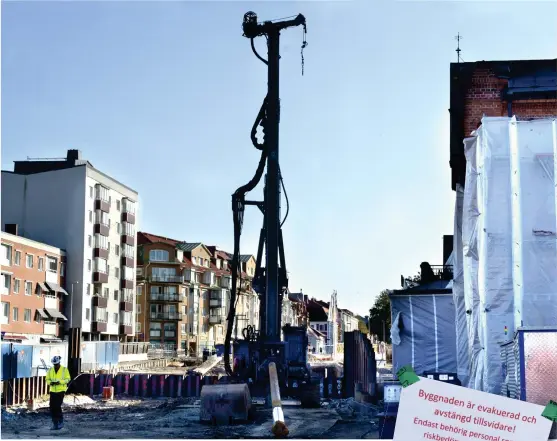  ??  ?? Händelsen utreds av Trafikverk­et och arbetet framför stationshu­set har stängts av.