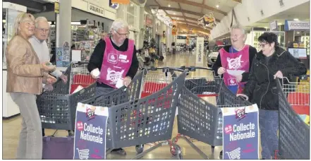  ?? (Photo A. B.) ?? Comme chaque année, les bénévoles des différente­s antennes varoises et nationales des Restos du Coeur s’activent pour collecter les denrées de la prochaine campagne. Ici dans la galerie marchande du centre Leclerc du Luc.