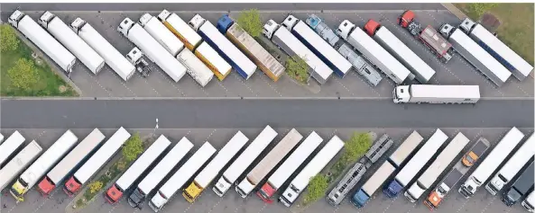  ?? FOTO: DPA ?? Gefüllt mit Lkw: der Parkplatz Ohligser Heide an der A 3 bei Solingen.