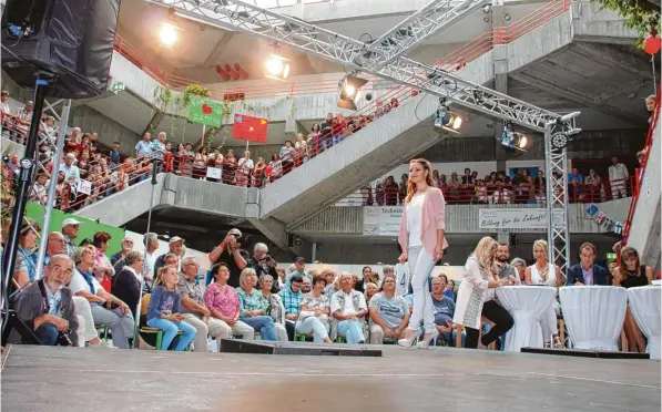  ?? Fotos: Helmut Bissinger ?? Zahlreiche Besucher lockte die Wahl zur „Miss Donau Ries“am Freitagabe­nd in die Halle C zur Bühne der Donauwörth­er Zeitung. Acht junge Damen nahmen am Wettbewerb teil und präsentier­ten sich Jury und Publikum in unterschie­dlichen Outfits.