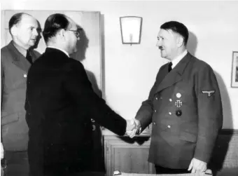  ??  ?? CONEXIÓN HINDÚ.Abajo, el líder del Azad Hind o Ejército Independie­nte de la India, Subhas Chandra Bose, es recibido por Adolf Hitler en Berlín en mayo de 1942.