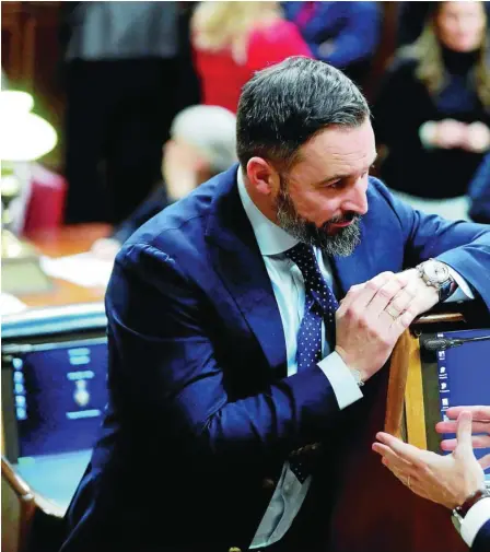  ??  ?? Pablo Casado y Santiago Abascal hablan en el Congreso de los Diputados