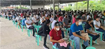  ?? JOB HIRING. (Chris Navarro) ?? Hundreds of applicants troop to the Central Terminal in Arayat, Pampanga during Monday's interview and job hiring for Merry Mart Grocery located at the City Mall in the town. The job fair was organized by LGU Public Employment Services Office.