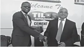  ??  ?? Minister of Industry and Commerce Mangaliso Nqobizitha Ndlovu accepts token of appreciati­on from Deputy Minister Raj Modi