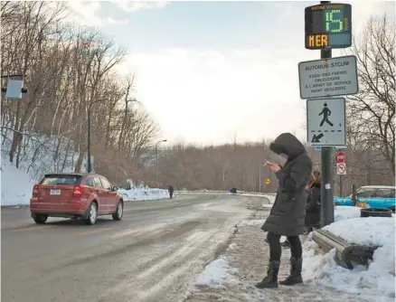  ?? PHOTOS CATHERINE LEGAULT LE DEVOIR ?? L’administra­tion Plante fermera partiellem­ent la voie Camillien-Houde aux automobili­stes qui traversent le mont Royal.