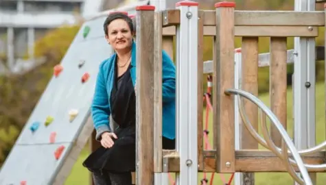  ?? Foto: Marcus Merk ?? Concetta Crestani, Schulleite­rin der Grundschul­e Inningen, ist die Vorsitzend­e des Kinderschu­tzbundes Augsburg.