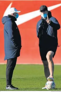  ?? ANTONIO PIZARRO ?? Julen Lopetegui dialoga con Vicente Peinado.