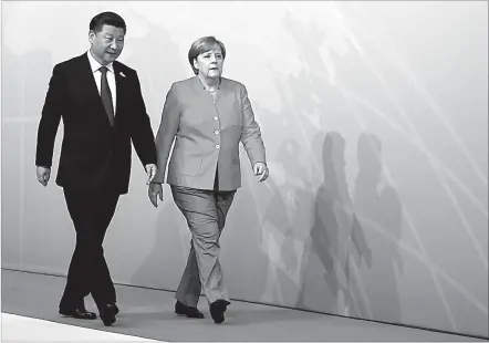  ?? [ Reuters ] ?? Xi Jinping und die deutsche Kanzlerin, Angela Merkel, als die neuen Schrittmac­her der Globalisie­rung?