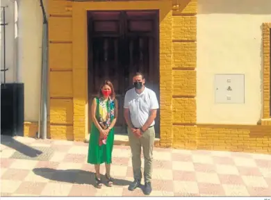  ?? M.H. ?? Patricia Navarro junto al alcalde de Cuevas Bajas, Manuel Lara.