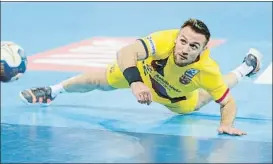  ?? FOTO: JOSÉ ANTONIO GARCÍA SIRVENT ?? Luka Cindric es una de las figuras del Barça de balonmano