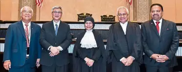  ??  ?? Respected figures: Tengku Maimun (centre) taking a group photo with (from left) Suhakam commission­er Datuk Mah Weng Kwai, Mohamad Ariff, Thomas and Vigneswara­n during the celebratio­n ceremony in Putrajaya.