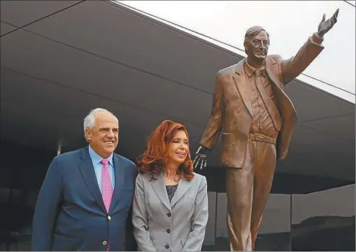  ?? TWITTER ?? HOMENAJE. La ex mandataria se reunió ayer con Ernesto Samper, secretario de Unasur y posaron frente a una estatua de Néstor Kirchner.