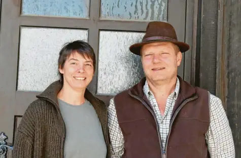  ?? Foto: David Holzapfel ?? Tanja Simovic betreibt zusammen mit ihrem Ehemann Andreas Schenkenho­fer das Gasthaus Alte Bürg in Utzmemming­en. Die beiden setzen in ihrer Gastronomi­e auf Schnörkell­osigkeit und Gemütlichk­eit.