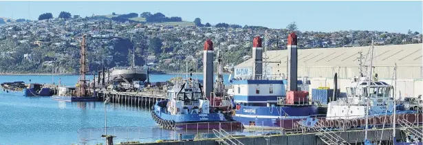  ?? PHOTO:GERARD O’BRIEN ?? Dry time . . . Port Otago’s splithoppe­r barge TR Healy on the 41yearold Kitchener St slipway yesterday.