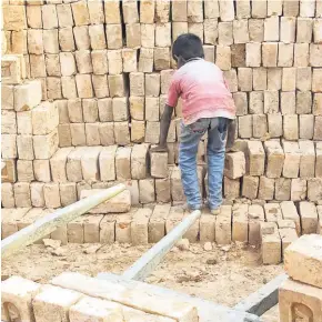  ??  ?? ▲ Los niños hacen la labor de trabajador­es en un campo de ladrillos en Bengala Occidental, India, en 2017.