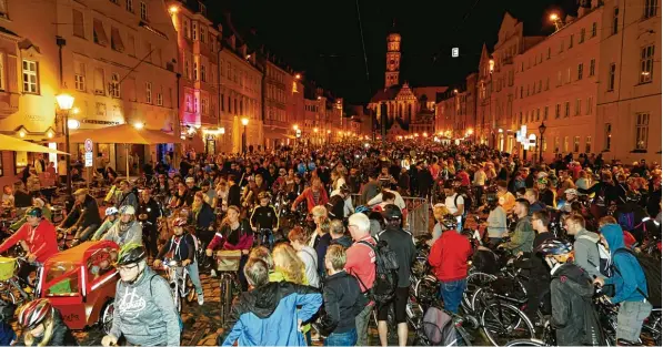  ?? Fotos: Silvio Wyszengrad ?? 5000 Teilnehmer waren es, die am Samstagabe­nd an der dritten Augsburger Radlnacht mitmachten. Start war in der Maximilian­straße.