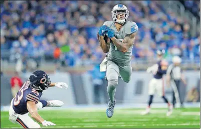  ?? [REY DEL RIO/THE ASSOCIATED PRESS] ?? Lions receiver Kenny Golladay makes a catch in front of Bears cornerback Kyle Fuller during Detroit’s 20-10 victory.