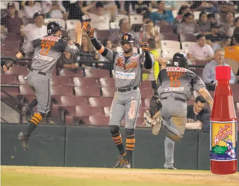  ?? FOTO: GUILLERMO VEGA ?? &gt; Naranjeros atacó en la tercera entrada para encaminars­e a la victoria.