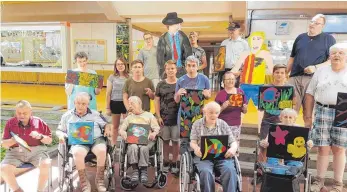  ?? FOTO: PRIVAT ?? Jugendlich­e der Eugen-Bolz-Realschule und Bewohner des Hauses Lindenhof haben sich bei einer Kunstaktio­n näher kennengele­rnt.