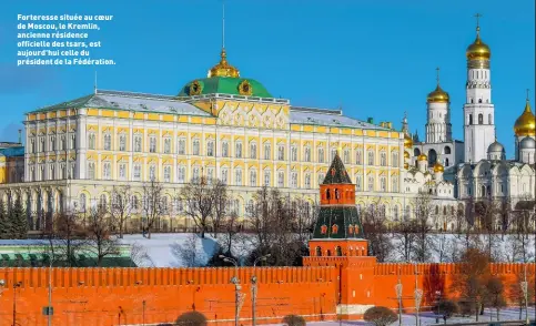  ??  ?? Forteresse située au coeur de Moscou, le Kremlin, ancienne résidence officielle des tsars, est aujourd’hui celle du président de la Fédération.