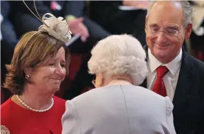  ??  ?? Emotional: The Queen presents George Medal to Ignacio’s parents