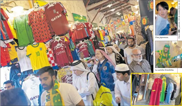  ?? ?? La chilaba de La Roja, entre otros miles de productos, se venden en el zoco de Doha, repleto de hinchas de todos los equipos durante el Mundial.