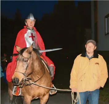  ?? Foto: Elisabeth Sedlacek ?? Damit der heilige Martin (Gerhard Heindl) seinen Mantel in Ehingen teilen kann, sind einige Helfer nötig. So stellt Christian Müller (rechts) seit Jahren eines seiner Tiere für den Umzug zur Verfügung.