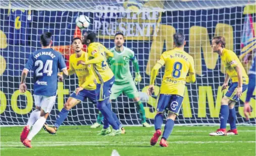  ??  ?? DANDO LA CARA. El Lorca FC obligó al Cádiz a defender con intensidad en algunas fases para evitar el triunfo visitante.